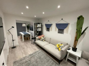 New 4 bedrm house! Parking. 10min to City / Etihad
